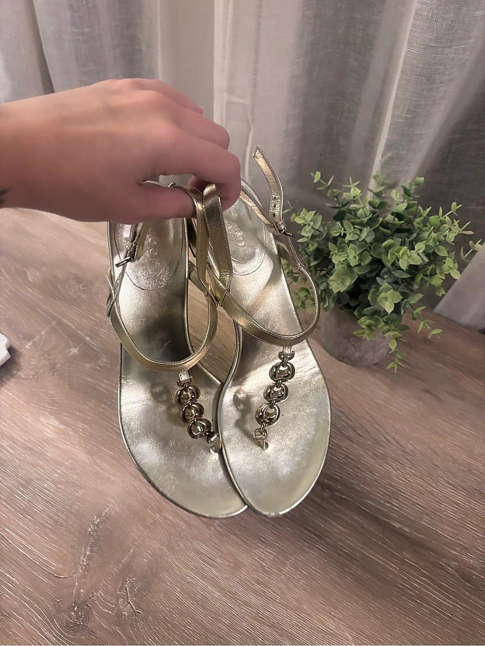 Gucci Metallic Gold Leather Marina Chain T-Strap Block Heel Sandals EU 38